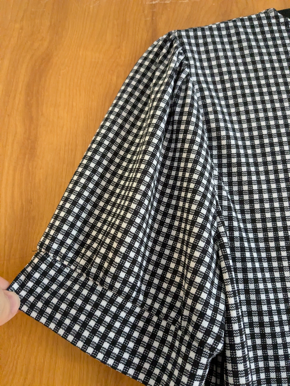 Adrianna Papell Black and White V-Neck Short Sleeve Blouse - Picture 4 of 6